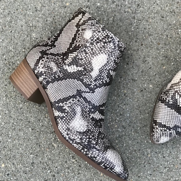 Last 1 Kimbo Snake Python Animal Print Ankle Boot - Picture 6 of 9